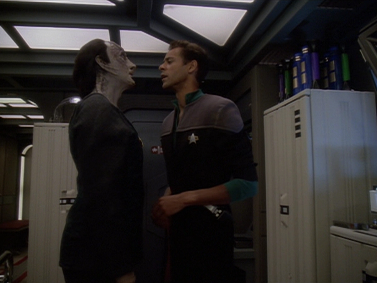 extant_StarTrek_DS9_6x01-ATimeToStand_00261.jpg