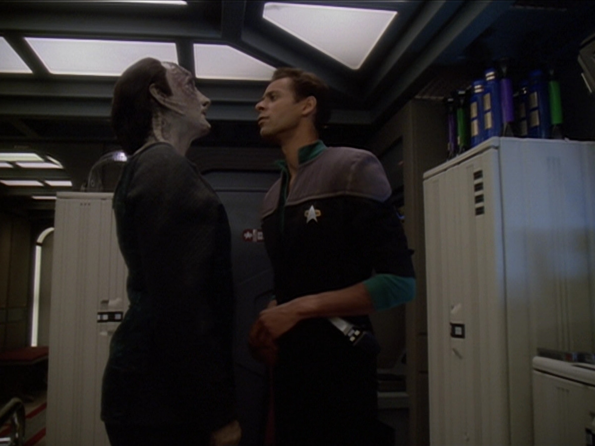 extant_StarTrek_DS9_6x01-ATimeToStand_00262.jpg