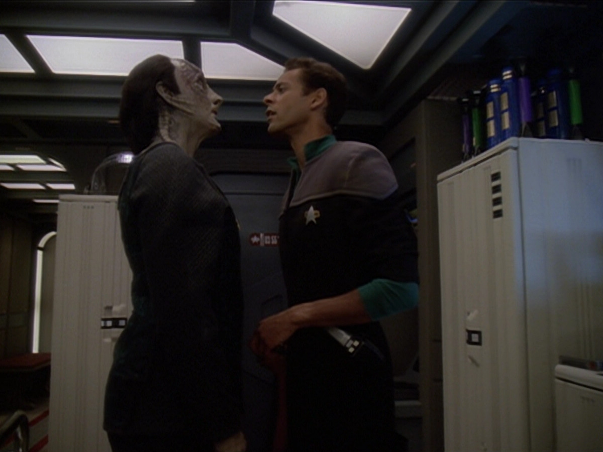 extant_StarTrek_DS9_6x01-ATimeToStand_00263.jpg