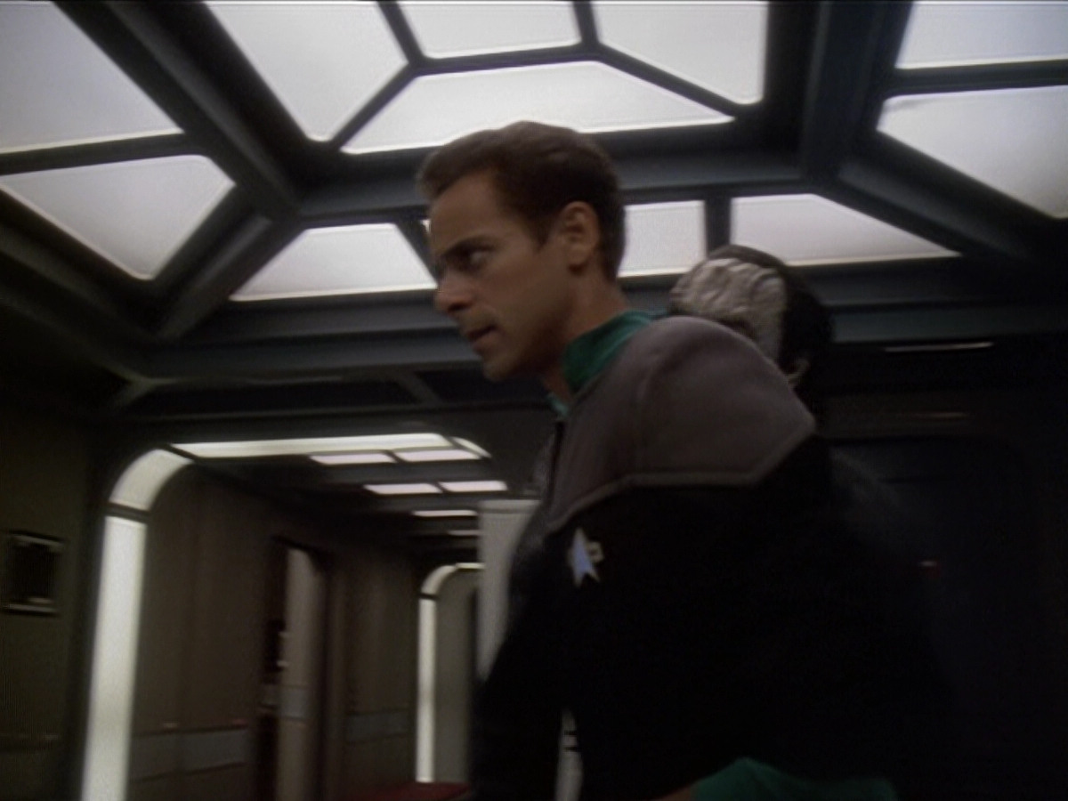 extant_StarTrek_DS9_6x01-ATimeToStand_00267.jpg