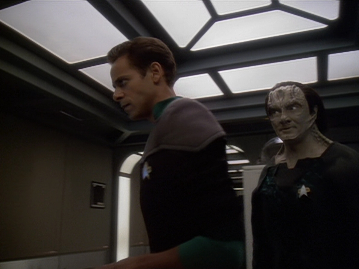 extant_StarTrek_DS9_6x01-ATimeToStand_00268.jpg