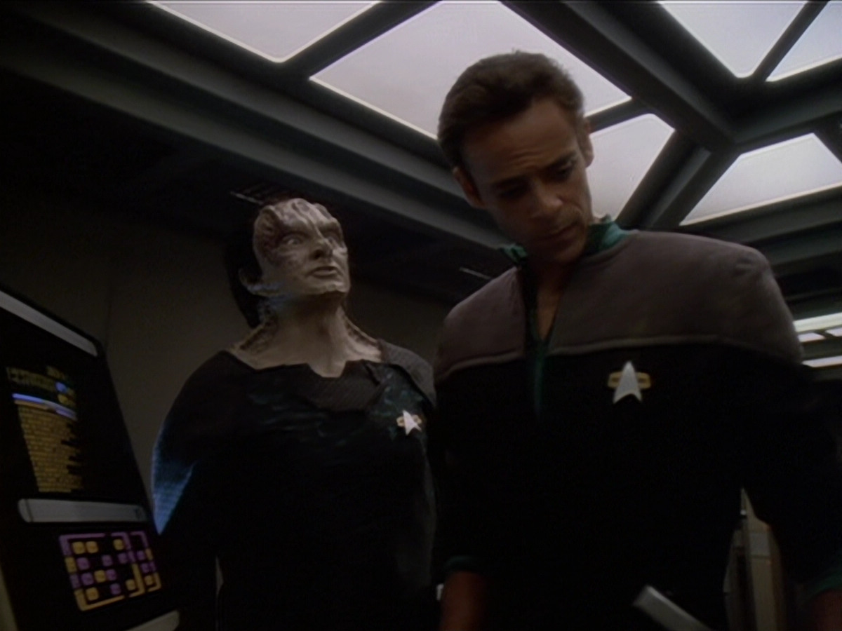 extant_StarTrek_DS9_6x01-ATimeToStand_00287.jpg