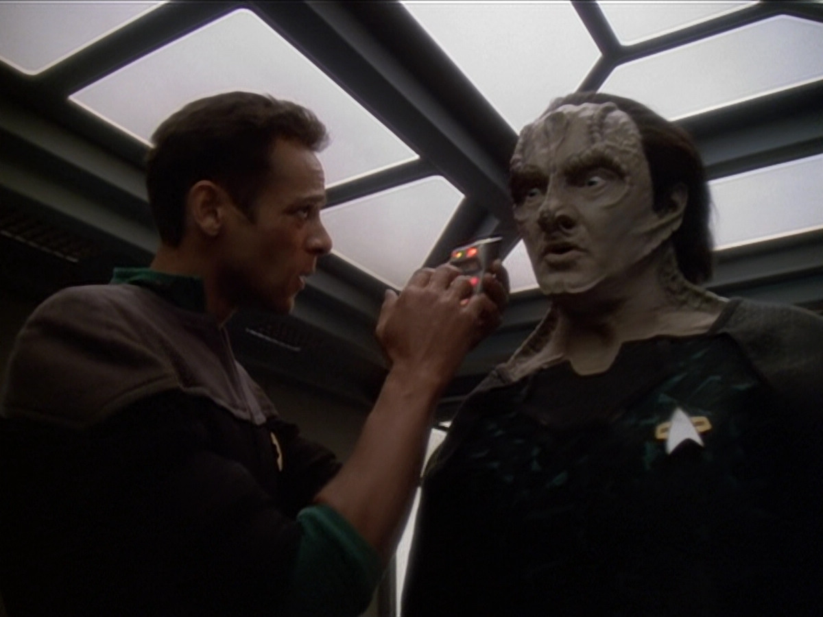 extant_StarTrek_DS9_6x01-ATimeToStand_00293.jpg