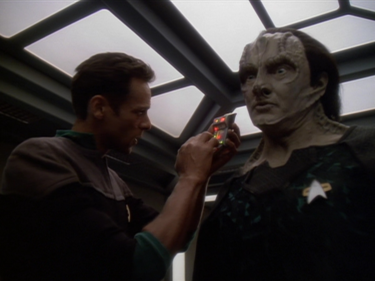 extant_StarTrek_DS9_6x01-ATimeToStand_00294.jpg