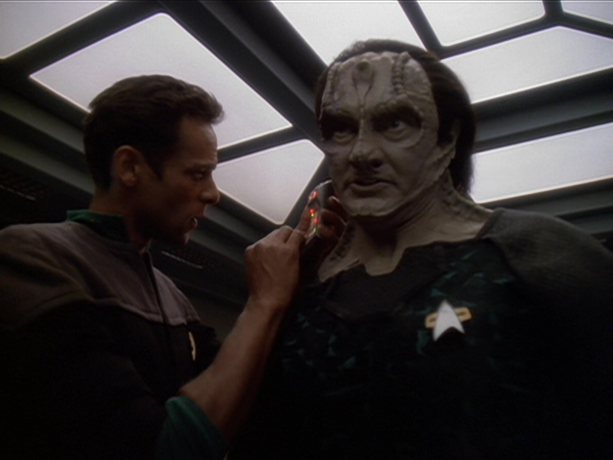 extant_StarTrek_DS9_6x01-ATimeToStand_00296.jpg