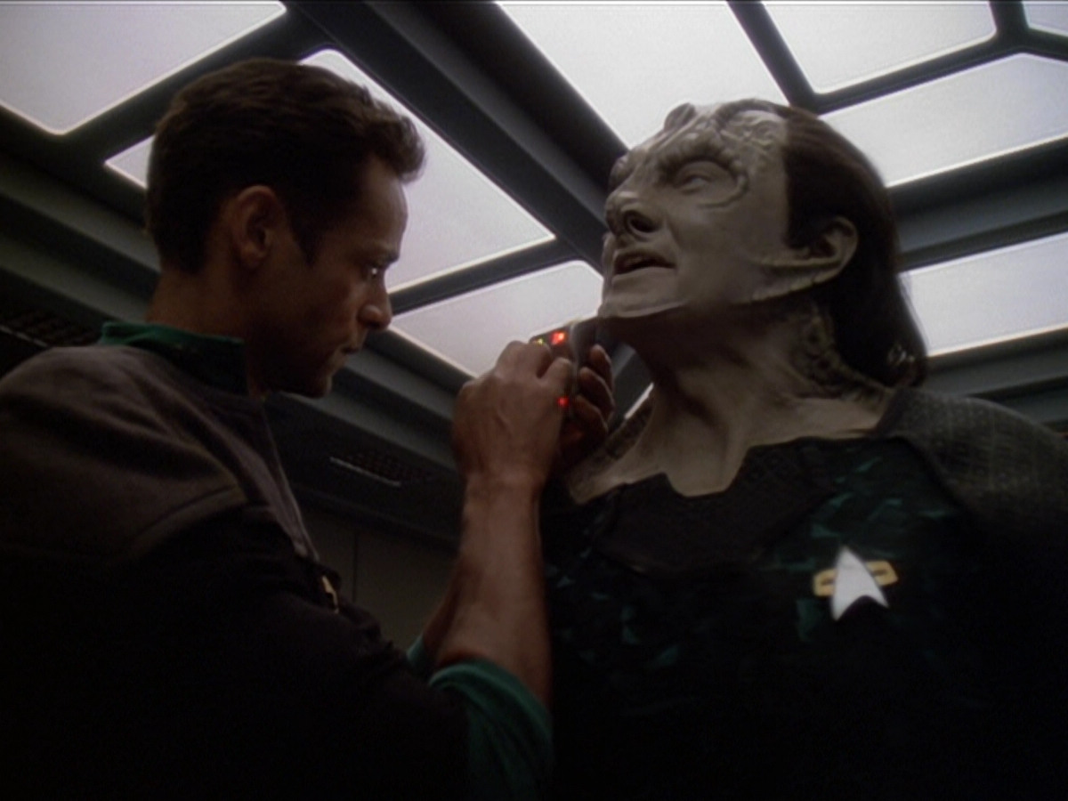 extant_StarTrek_DS9_6x01-ATimeToStand_00303.jpg