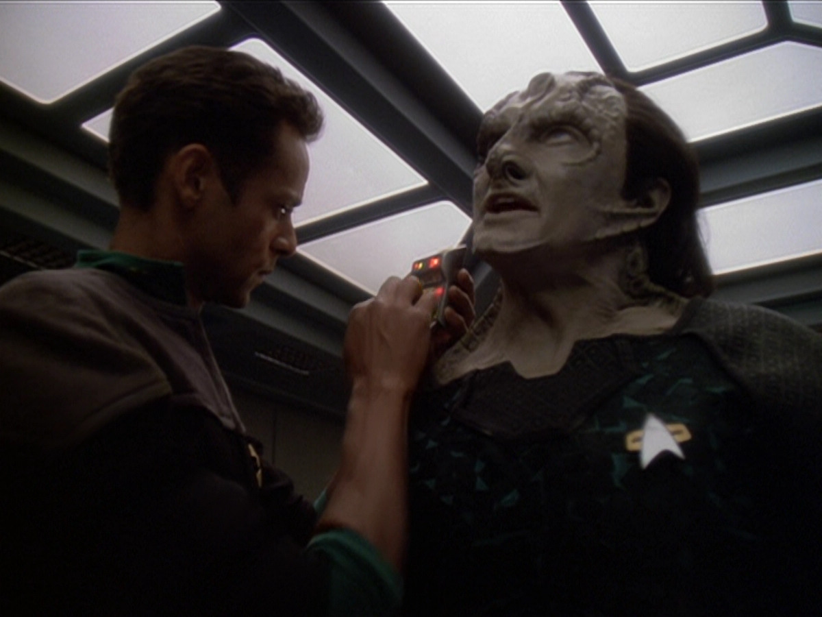 extant_StarTrek_DS9_6x01-ATimeToStand_00306.jpg