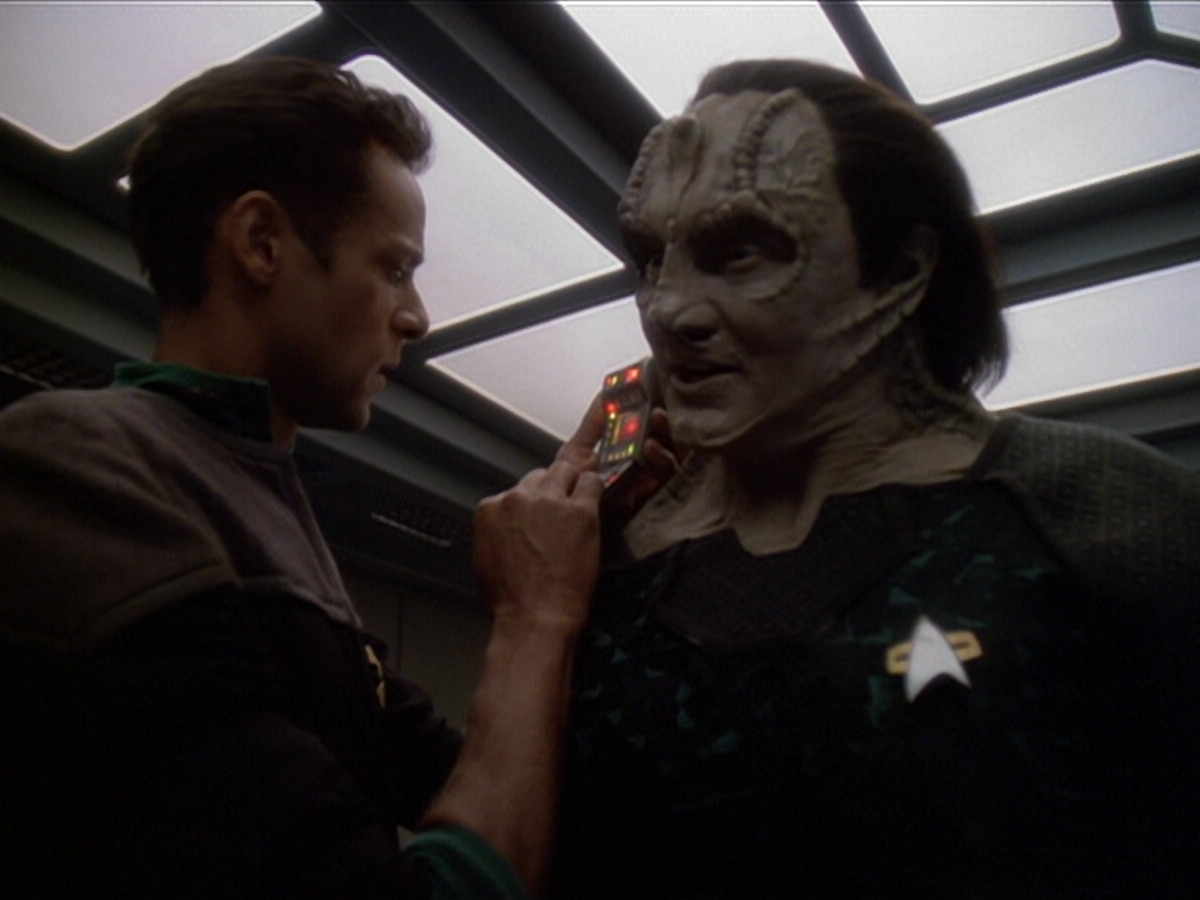 extant_StarTrek_DS9_6x01-ATimeToStand_00309.jpg