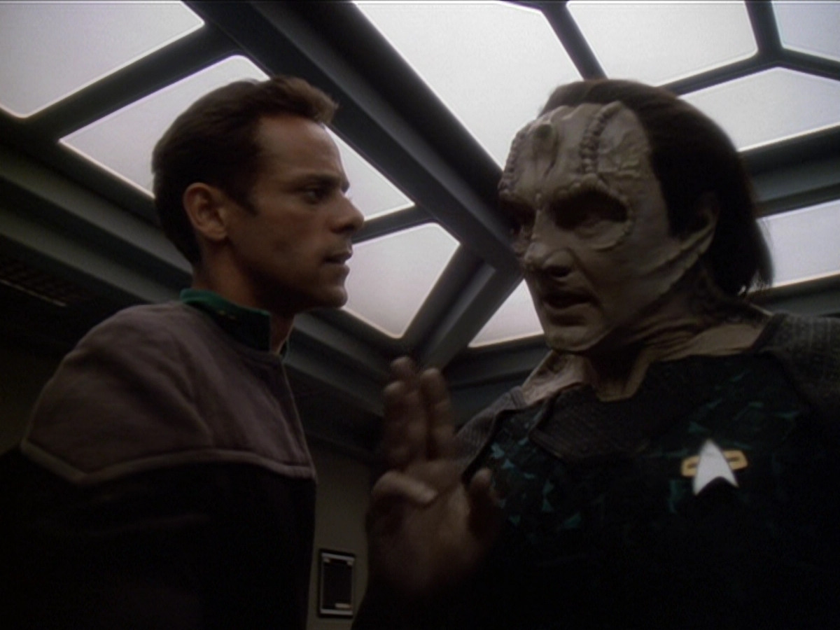 extant_StarTrek_DS9_6x01-ATimeToStand_00316.jpg