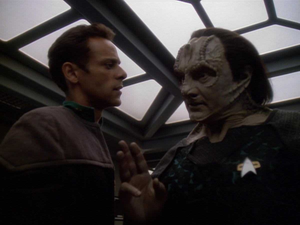 extant_StarTrek_DS9_6x01-ATimeToStand_00318.jpg