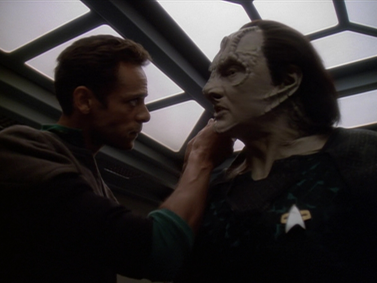 extant_StarTrek_DS9_6x01-ATimeToStand_00324.jpg