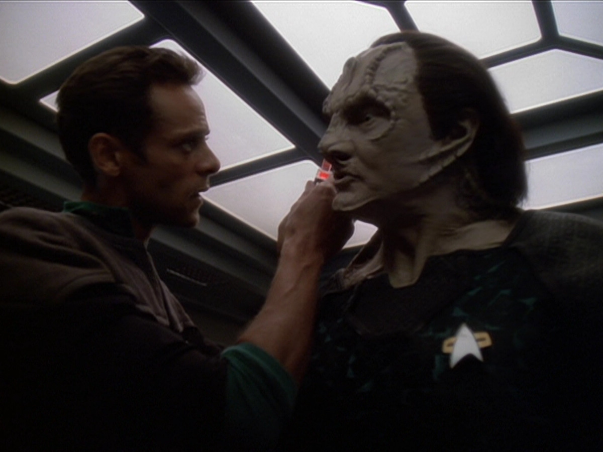 extant_StarTrek_DS9_6x01-ATimeToStand_00325.jpg
