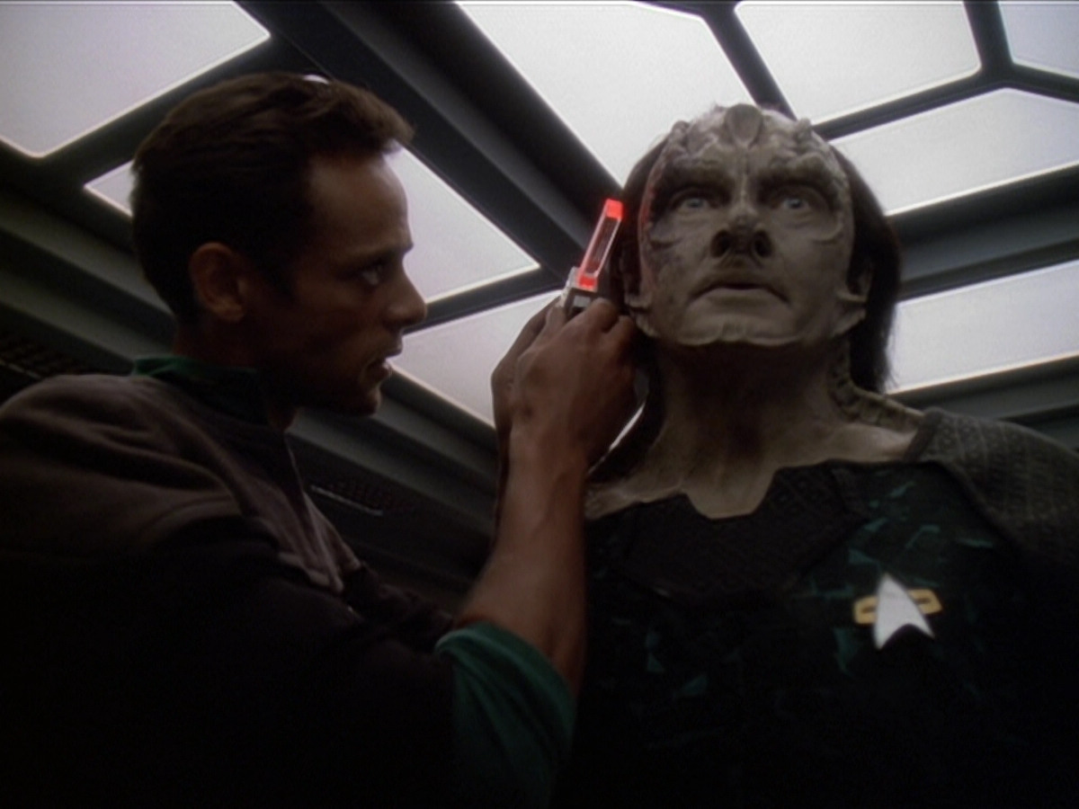 extant_StarTrek_DS9_6x01-ATimeToStand_00329.jpg