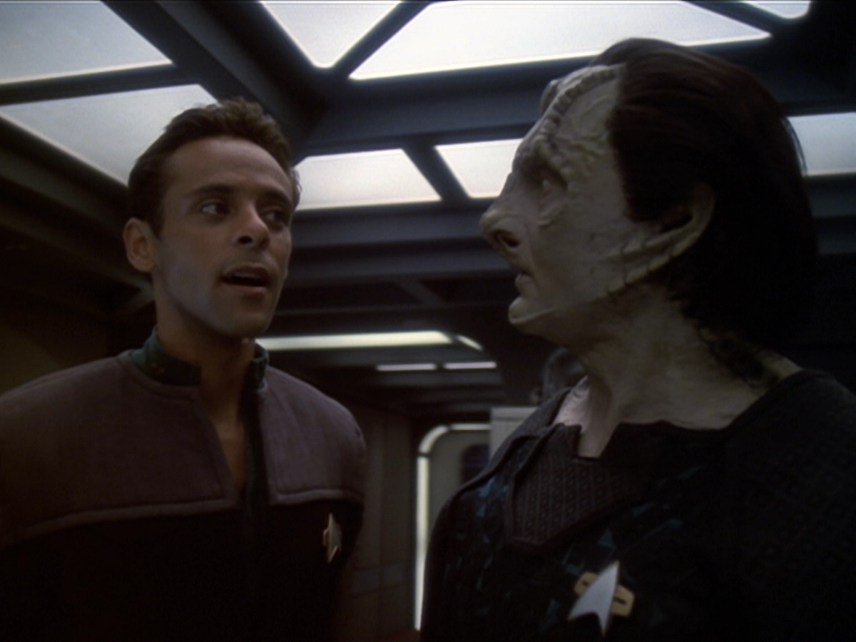 extant_StarTrek_DS9_6x01-ATimeToStand_00348.jpg
