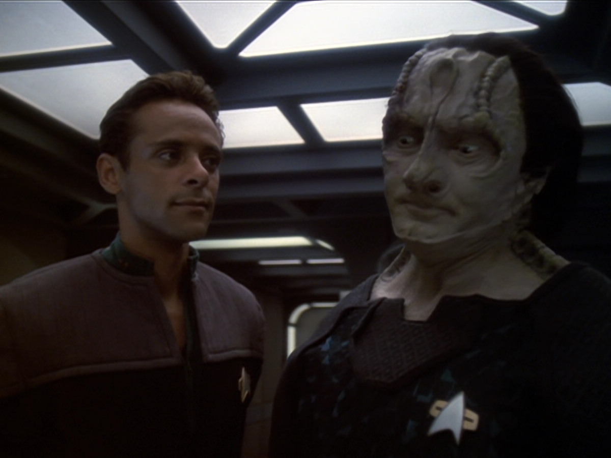 extant_StarTrek_DS9_6x01-ATimeToStand_00351.jpg