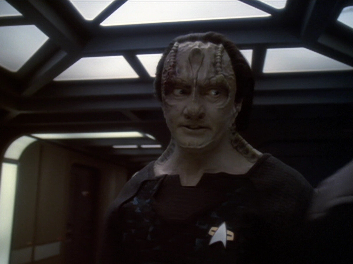 extant_StarTrek_DS9_6x01-ATimeToStand_00354.jpg