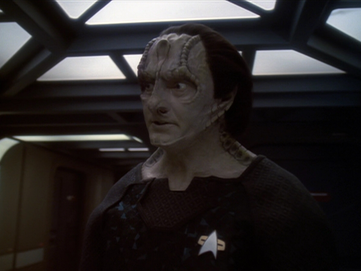 extant_StarTrek_DS9_6x01-ATimeToStand_00355.jpg