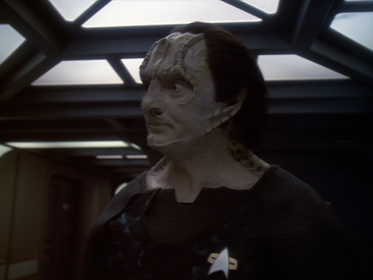 extant_StarTrek_DS9_6x01-ATimeToStand_00356.jpg