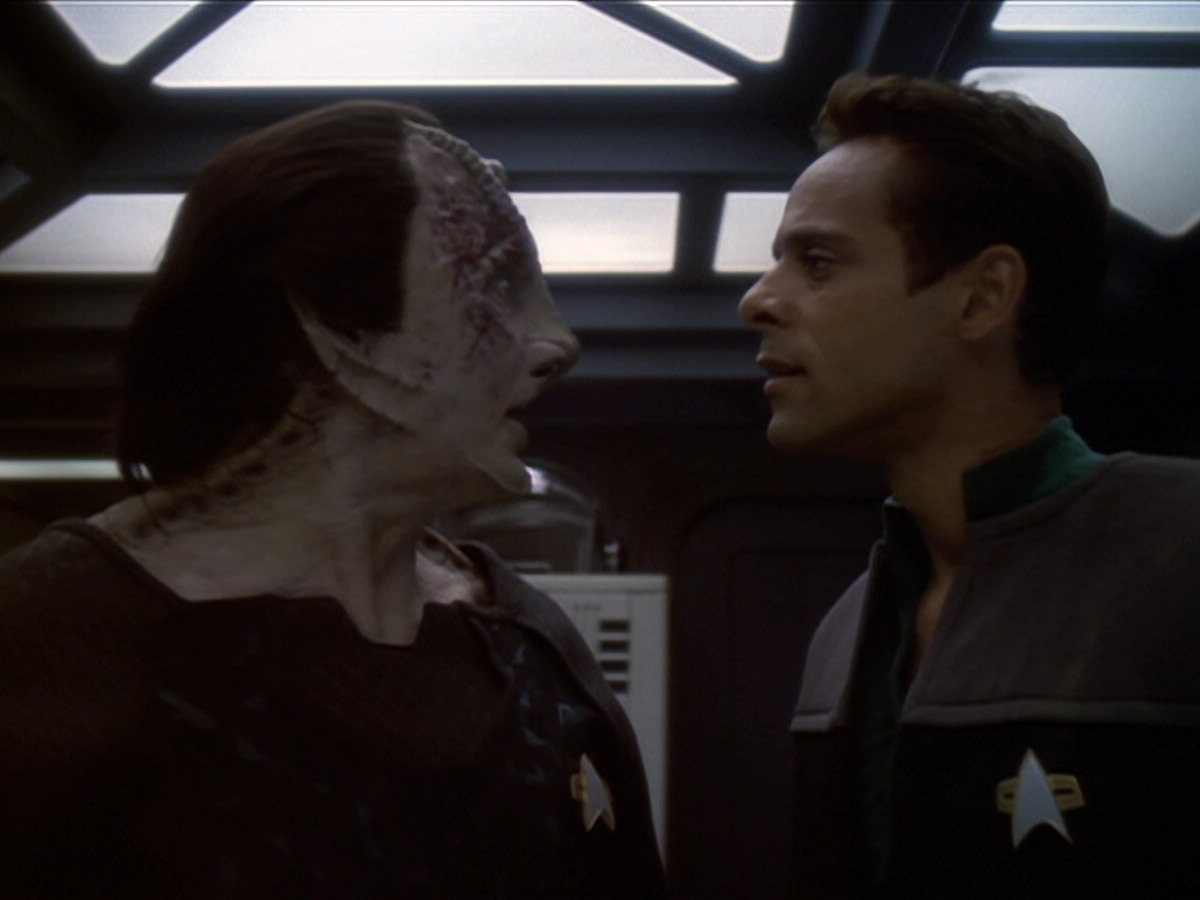 extant_StarTrek_DS9_6x01-ATimeToStand_00362.jpg