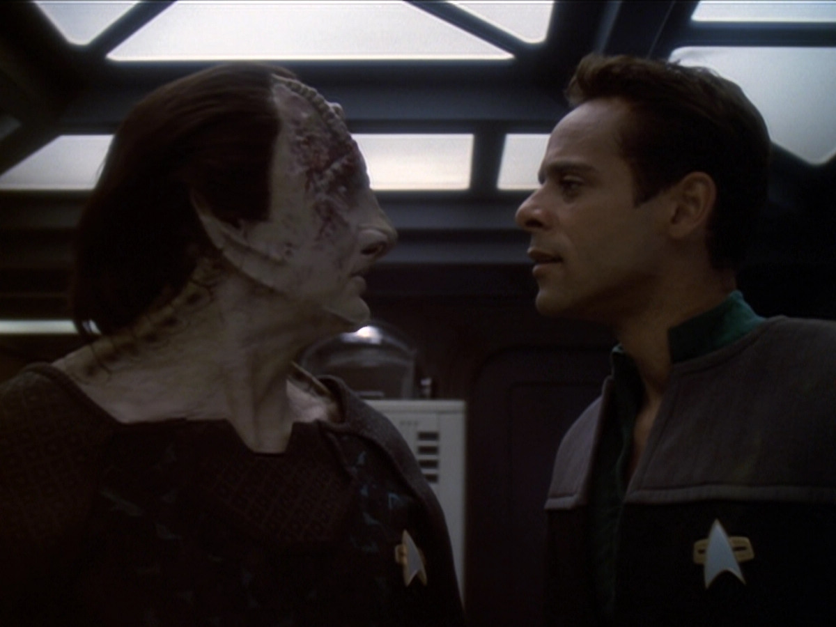 extant_StarTrek_DS9_6x01-ATimeToStand_00363.jpg