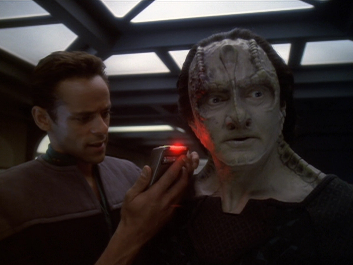 extant_StarTrek_DS9_6x01-ATimeToStand_00380.jpg