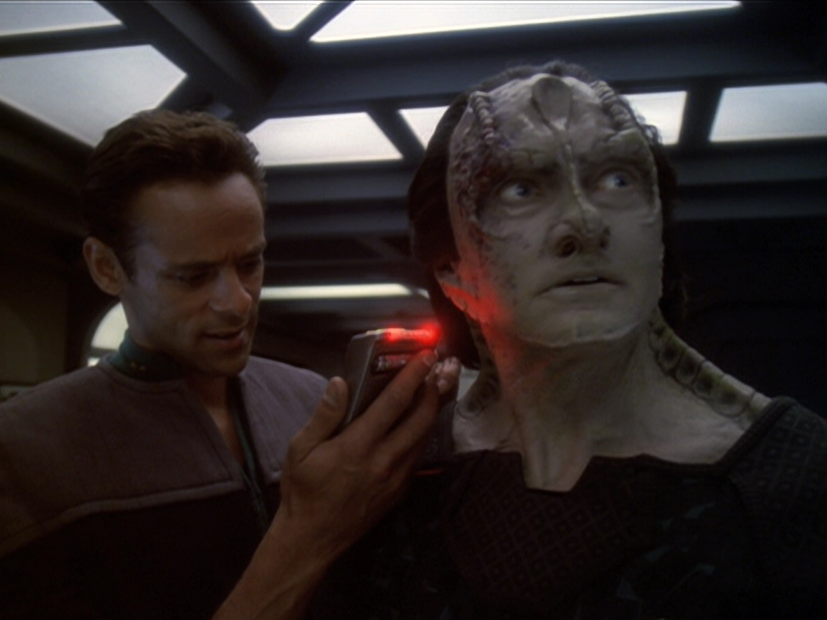 extant_StarTrek_DS9_6x01-ATimeToStand_00382.jpg