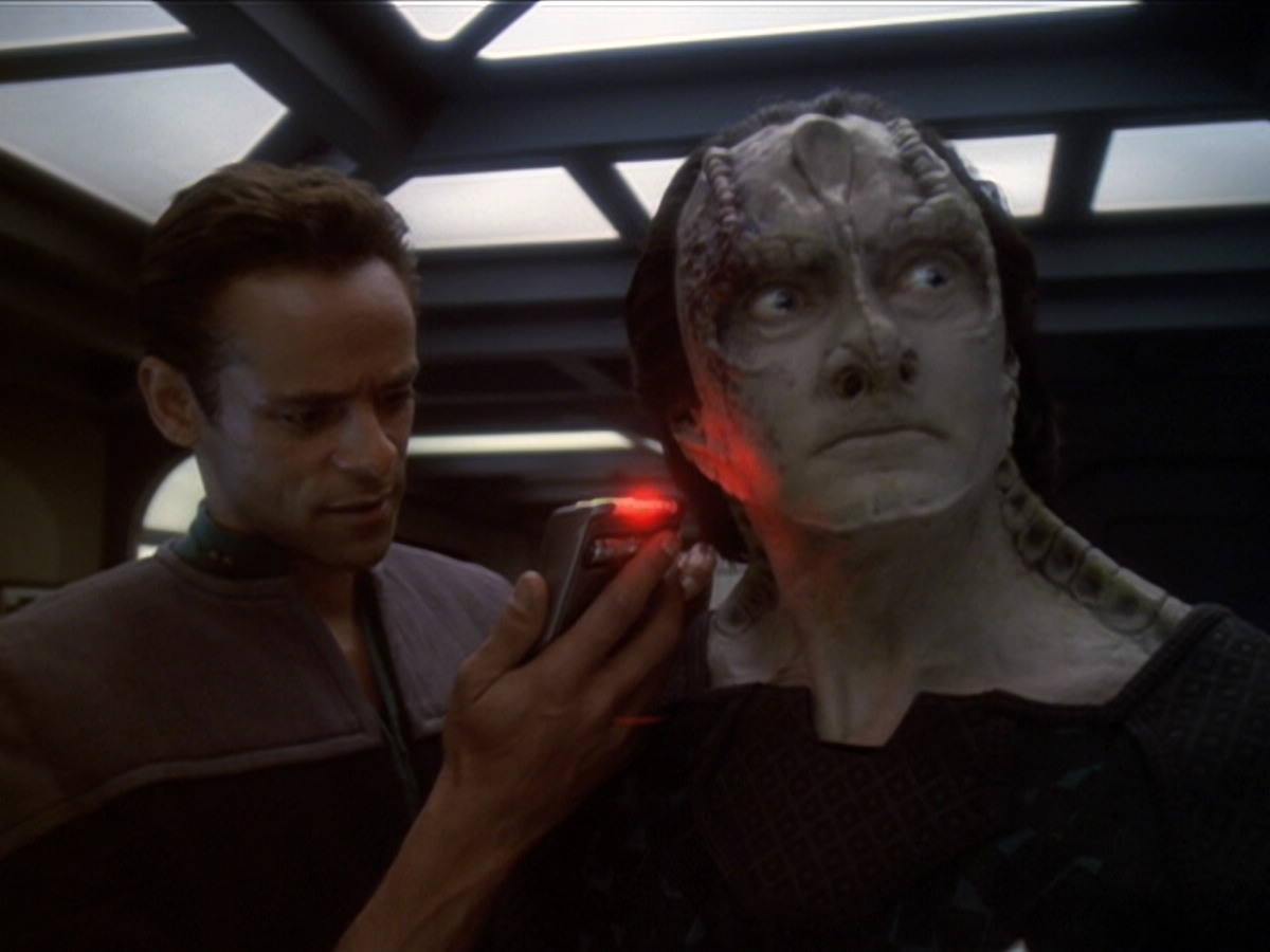extant_StarTrek_DS9_6x01-ATimeToStand_00383.jpg