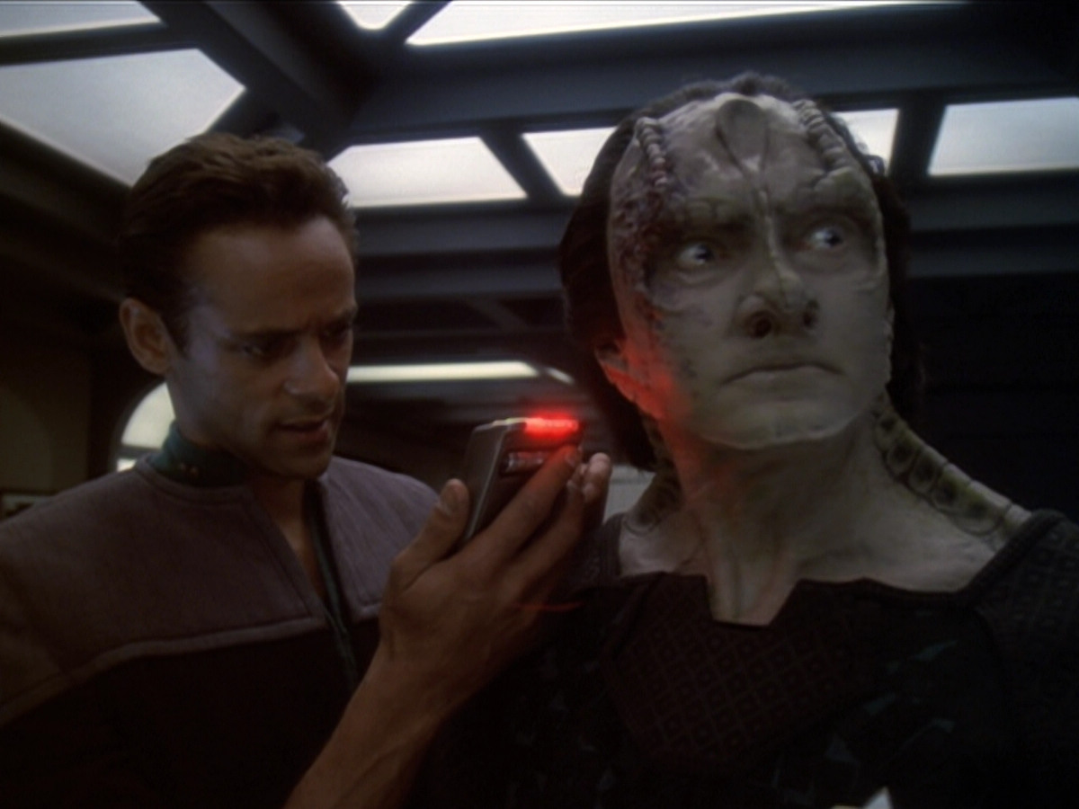extant_StarTrek_DS9_6x01-ATimeToStand_00384.jpg
