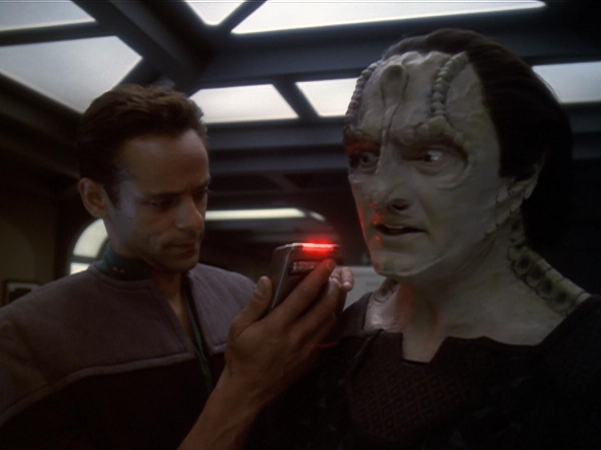 extant_StarTrek_DS9_6x01-ATimeToStand_00390.jpg