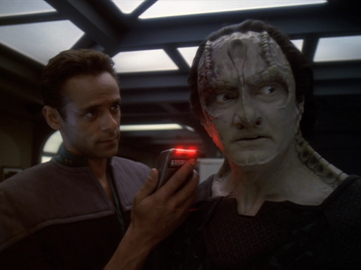 extant_StarTrek_DS9_6x01-ATimeToStand_00394.jpg