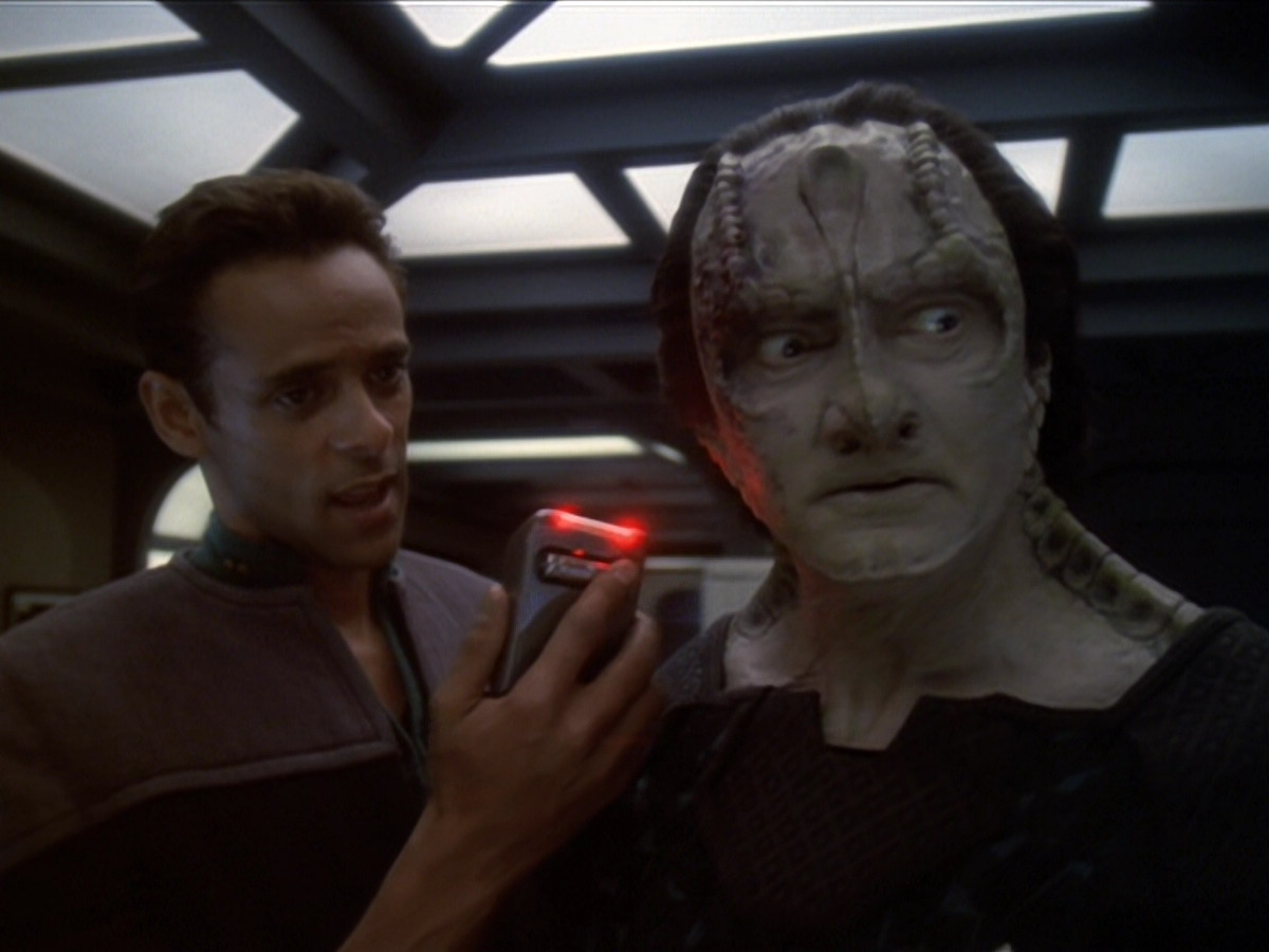 extant_StarTrek_DS9_6x01-ATimeToStand_00395.jpg