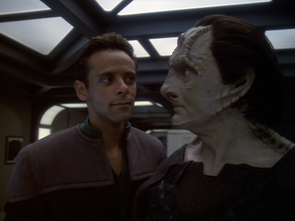 extant_StarTrek_DS9_6x01-ATimeToStand_00401.jpg