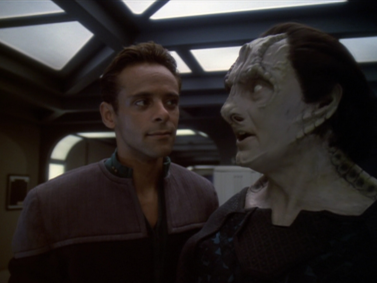 extant_StarTrek_DS9_6x01-ATimeToStand_00403.jpg