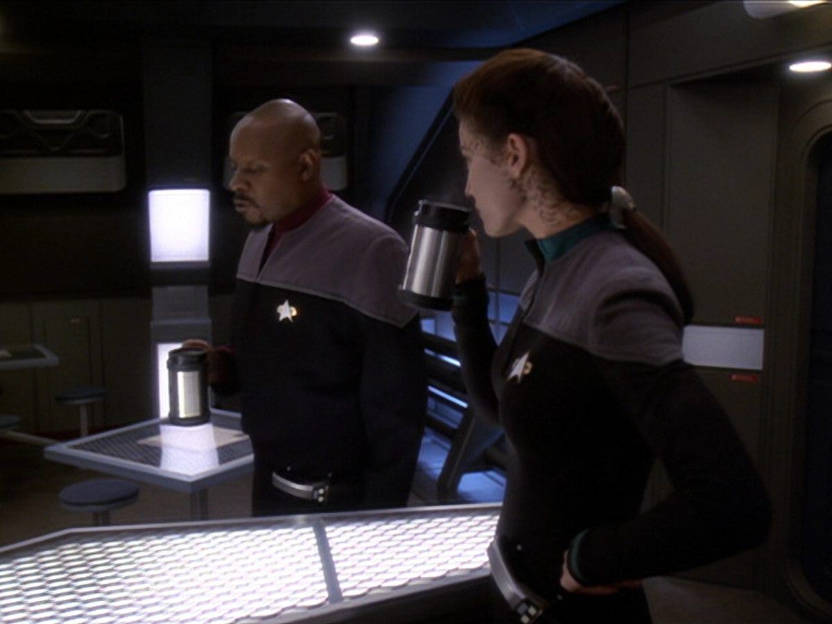 extant_StarTrek_DS9_6x01-ATimeToStand_00415.jpg