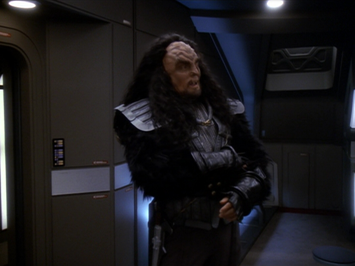 extant_StarTrek_DS9_6x01-ATimeToStand_00424.jpg