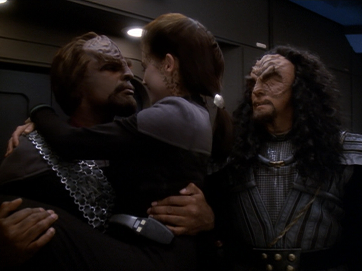 extant_StarTrek_DS9_6x01-ATimeToStand_00433.jpg