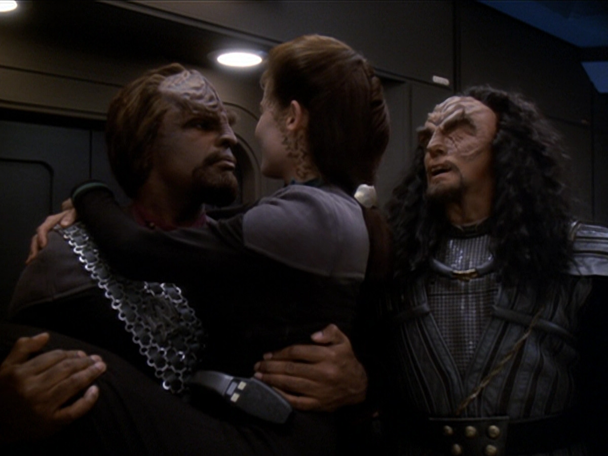 extant_StarTrek_DS9_6x01-ATimeToStand_00434.jpg