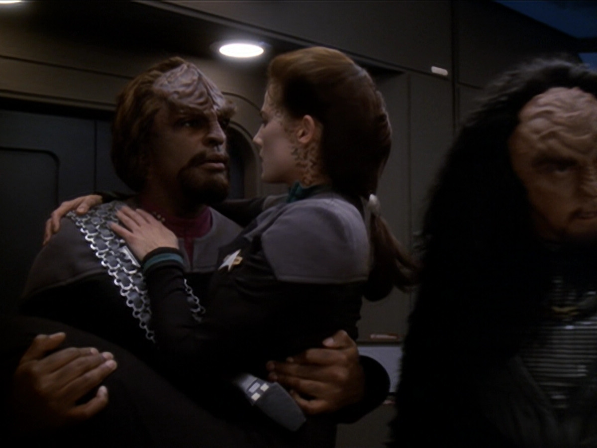 extant_StarTrek_DS9_6x01-ATimeToStand_00444.jpg