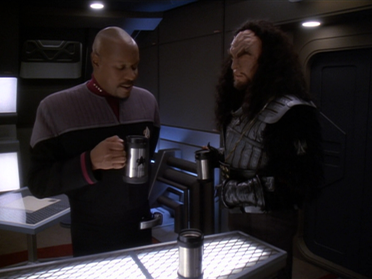 extant_StarTrek_DS9_6x01-ATimeToStand_00476.jpg