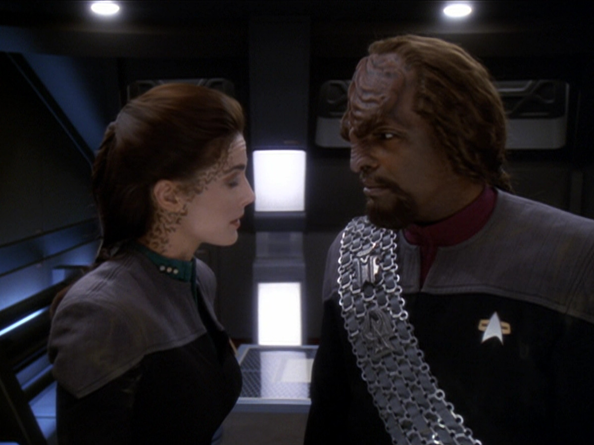 extant_StarTrek_DS9_6x01-ATimeToStand_00486.jpg