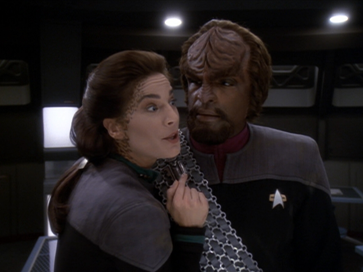 extant_StarTrek_DS9_6x01-ATimeToStand_00519.jpg