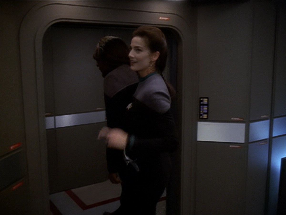 extant_StarTrek_DS9_6x01-ATimeToStand_00527.jpg