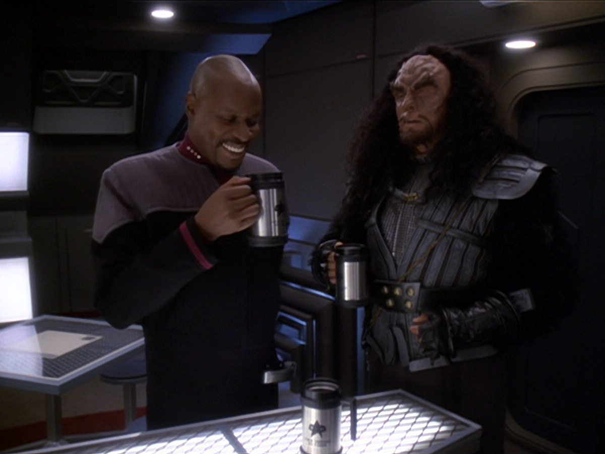 extant_StarTrek_DS9_6x01-ATimeToStand_00531.jpg
