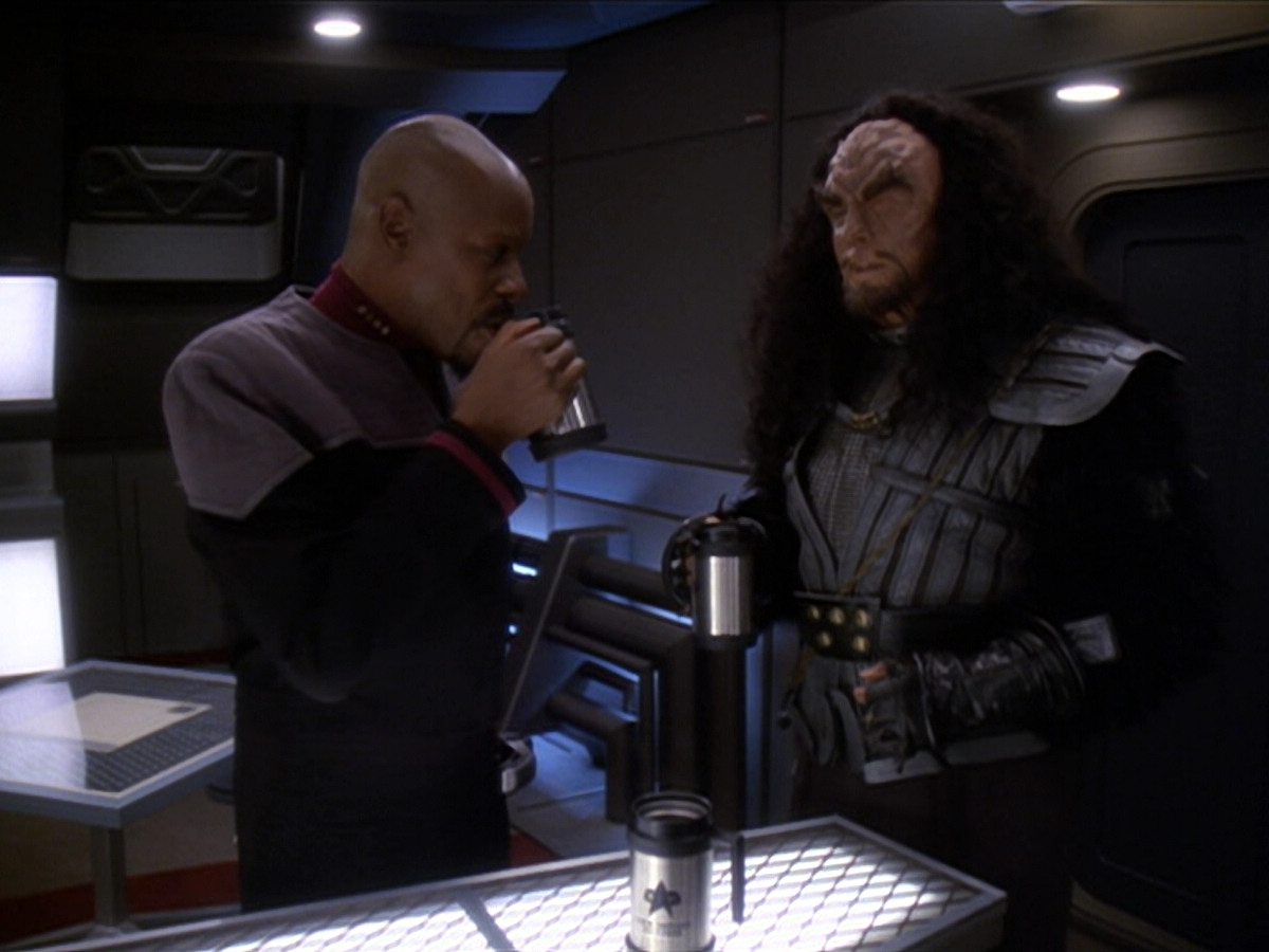 extant_StarTrek_DS9_6x01-ATimeToStand_00533.jpg