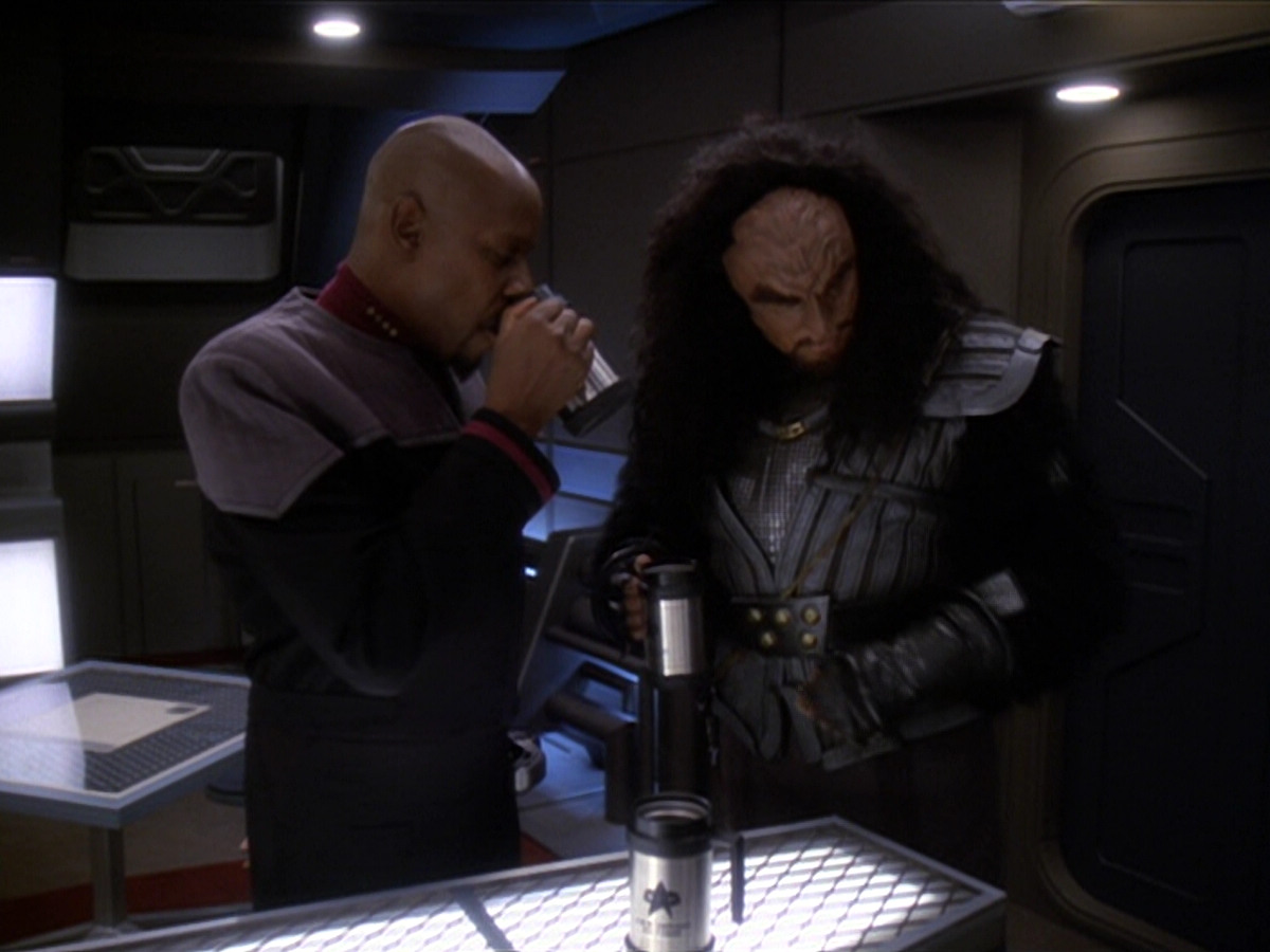 extant_StarTrek_DS9_6x01-ATimeToStand_00535.jpg