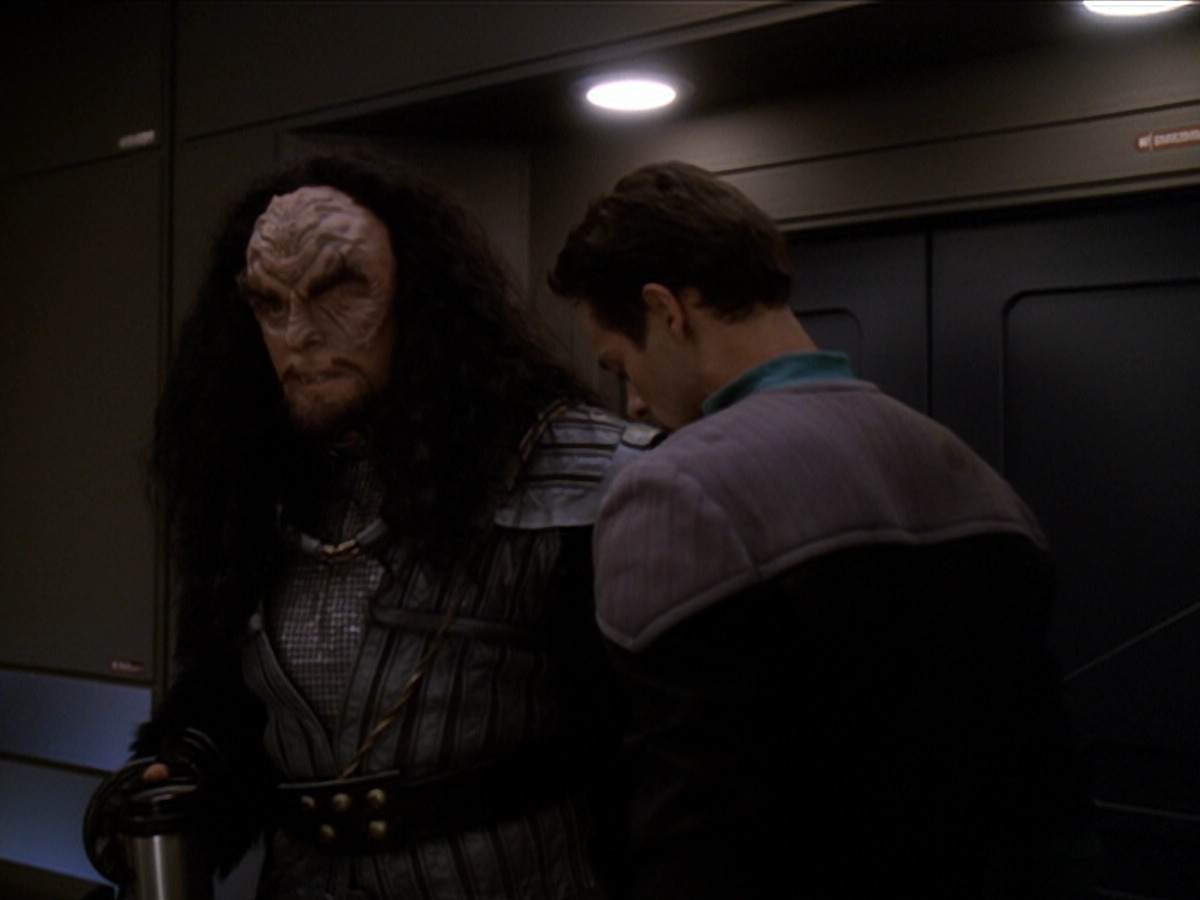 extant_StarTrek_DS9_6x01-ATimeToStand_00600.jpg