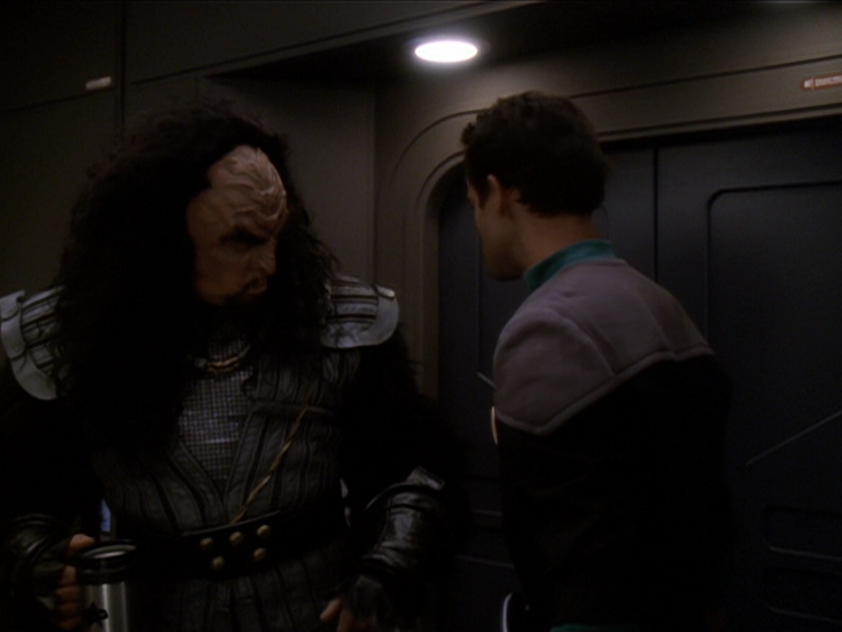 extant_StarTrek_DS9_6x01-ATimeToStand_00604.jpg