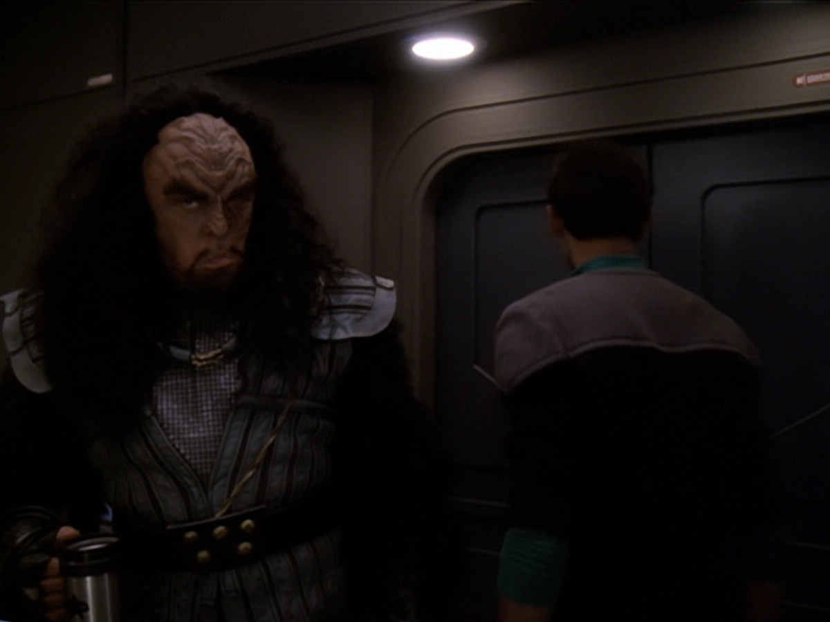 extant_StarTrek_DS9_6x01-ATimeToStand_00605.jpg