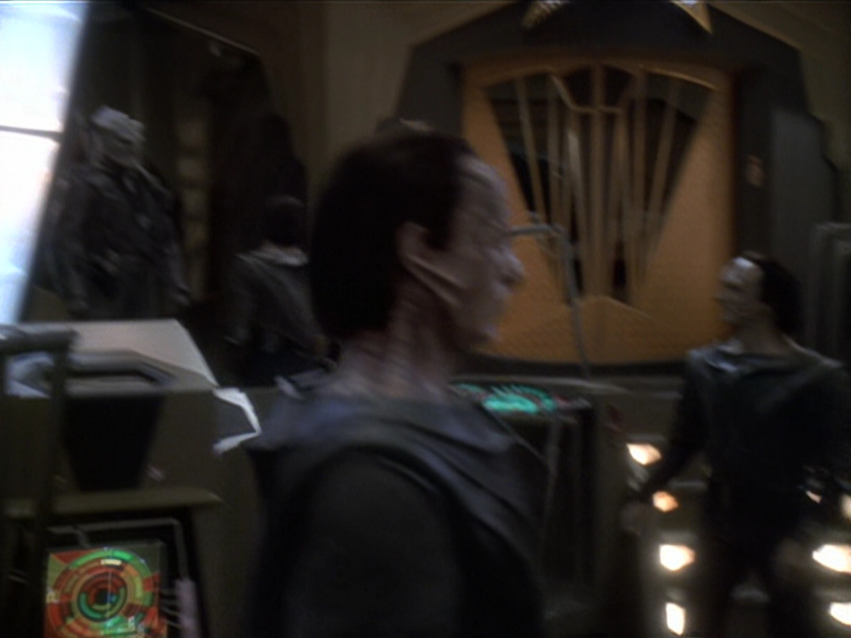 extant_StarTrek_DS9_6x01-ATimeToStand_00813.jpg