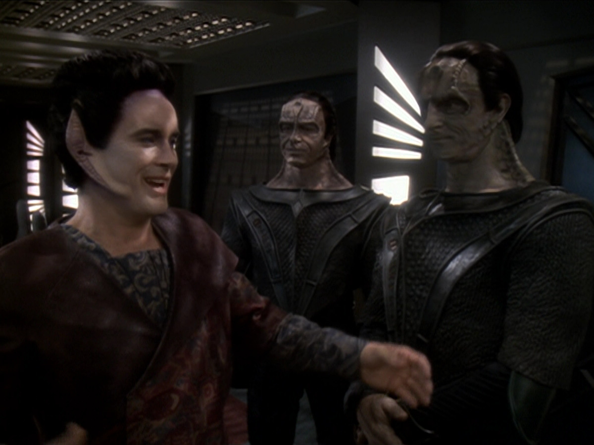 extant_StarTrek_DS9_6x01-ATimeToStand_00867.jpg